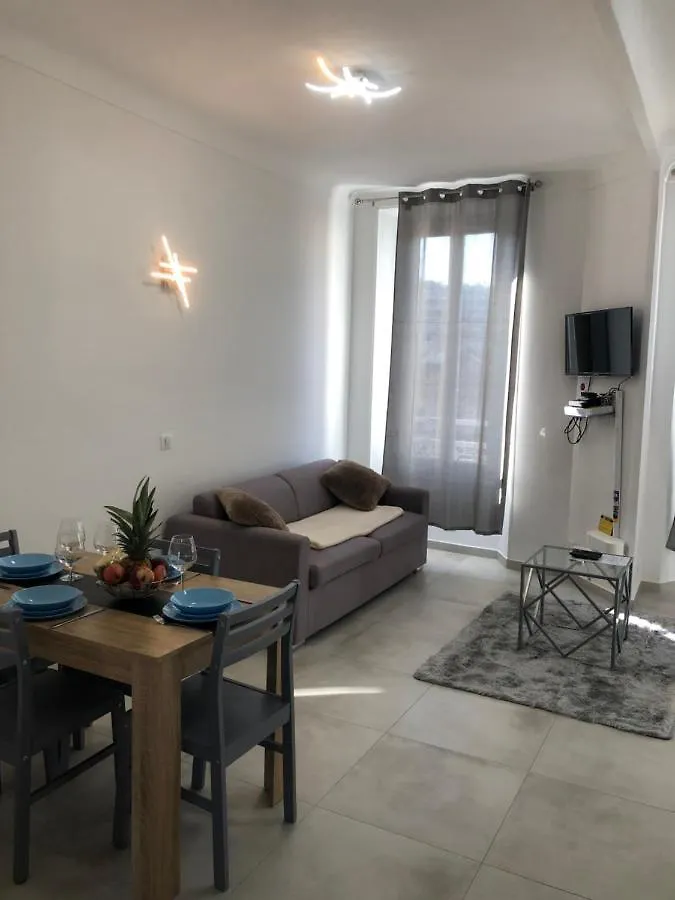 Perle Rare , 2 Pieces Traversant Au Coeur De Golfe-Juan location